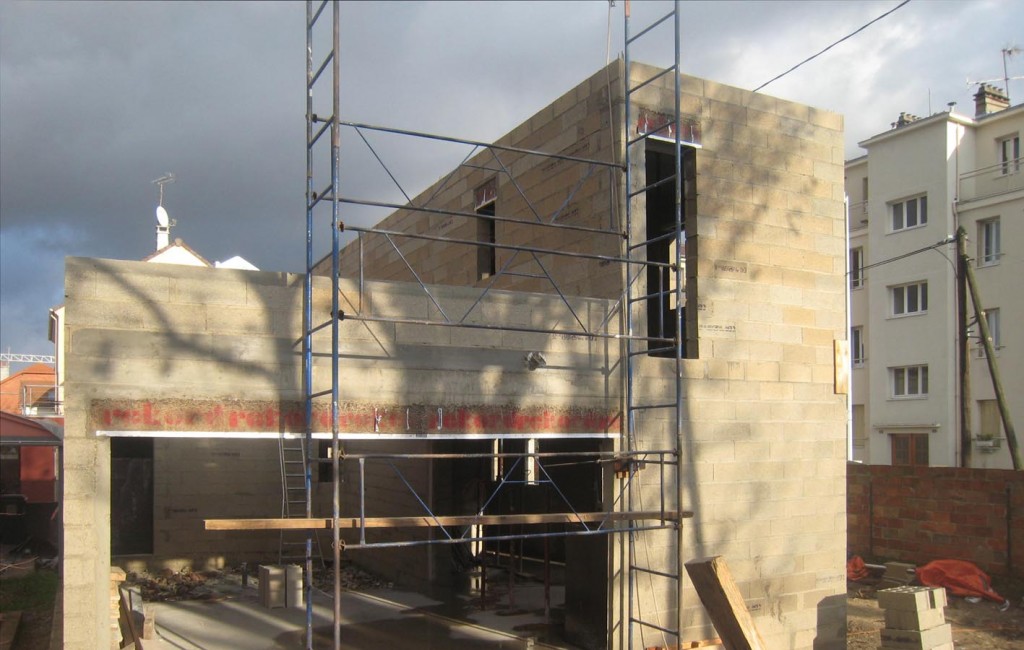 chantier de la maison à patio en bois à Nanterre