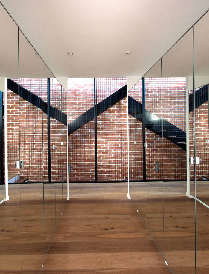 effet de miroir dans le dressing sur mur en brique