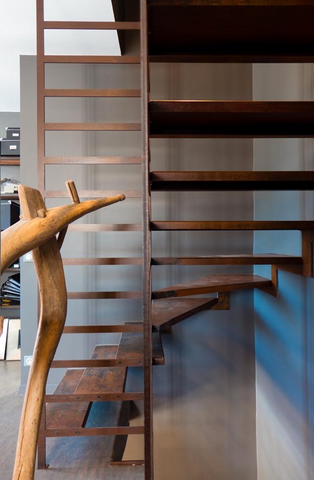 un escalier sur mesure en acier corten conçu pour une agence de paysagisme