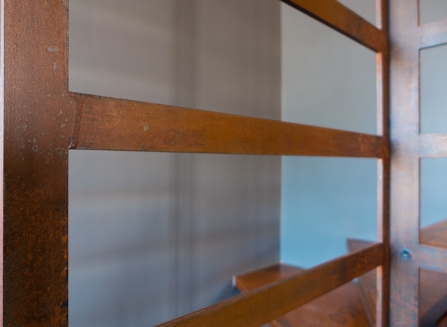 l'aspect matière de l'acier corten pur un escalier en métal sur mesure